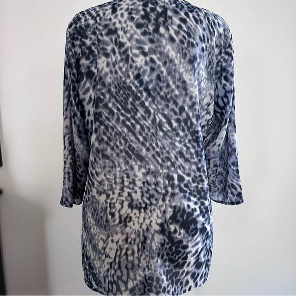 Chico’s blue animal print tunic Size 2. - Picture 3 of 10